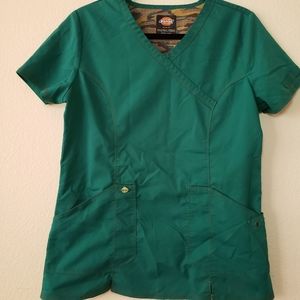 Dickies scrup top women's size S/CH/P